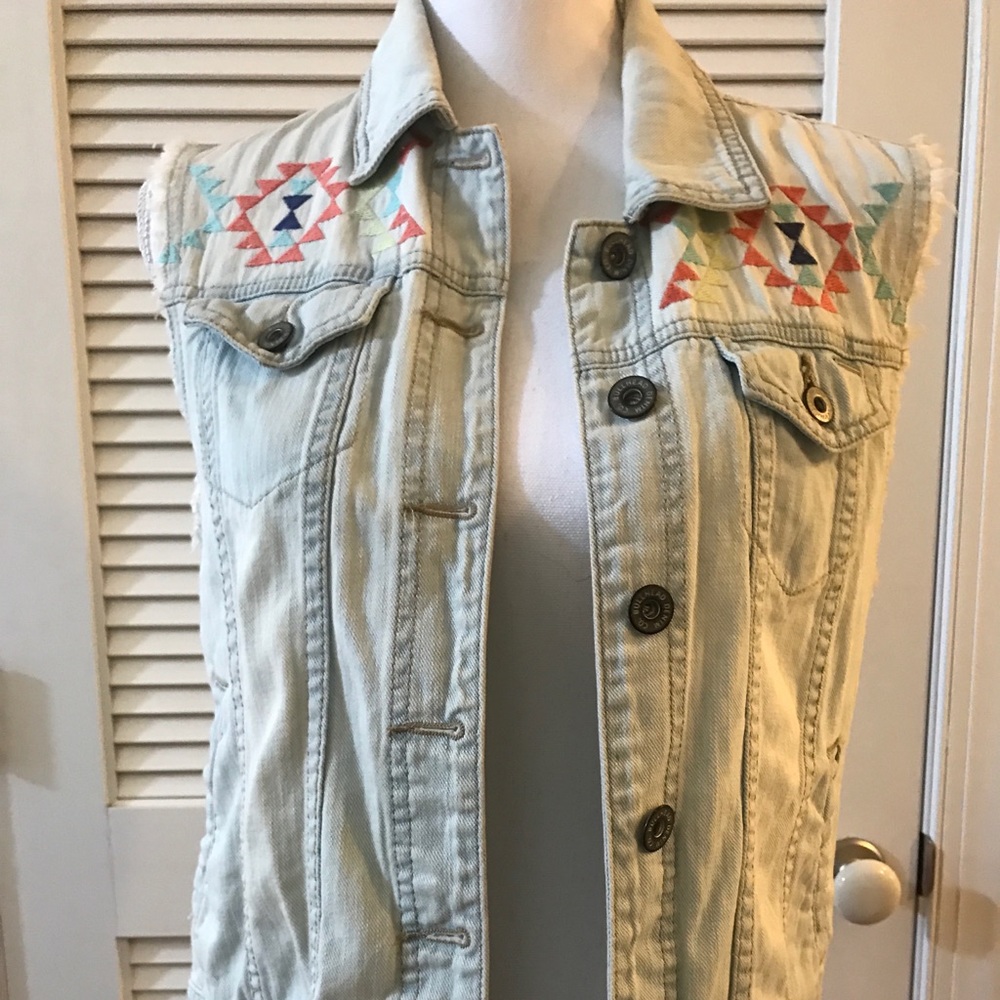 Denim vest w multicolored sewn design on front and back